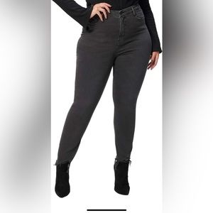 GOOD AMERICAN Good Legs Crop Chewed Hem Jeans, Size 20 Plus, Black